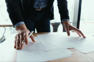 La directive CSRD prévoit des sanctions financières et juridiques pour les entreprises