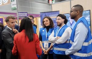 Emmanuel Macron am StandETERNITY Systems auf der Reuse Economy Expo 2026