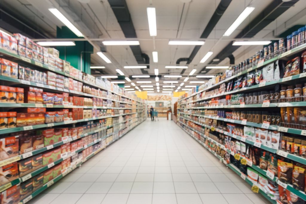 En supermarché, le réemploi repose sur une boucle de la mise en rayon au retour des emballages