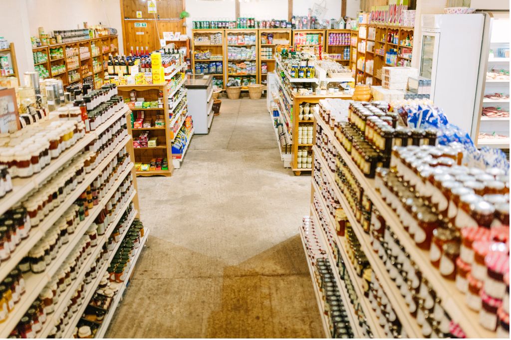 En supermarché les emballages sont récupérés, contrôlés, lavés et remis en circulation